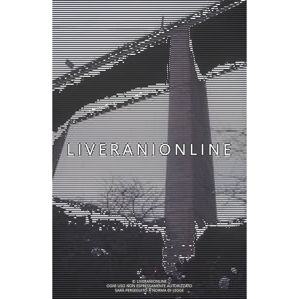 18-12-1983 NERVI-AUTOSTRADA LA SPEZIA-GENOVA UN PULMANN DI MILITARI DELLA MARINA ITALIANA CADE DAL VIADOTTO CASTAGNA I MARINAI ANDAVANO AD ASSISTERE ALLA PARTITA JUVENTUS-INTER 35 MORTI E 3 SOPRAVISSUTI NELLA FOTO IL PULMANN E I SOCCORSI TRA LE LAMIERE DEL MEZZO AG ALDO LIVERANI SAS