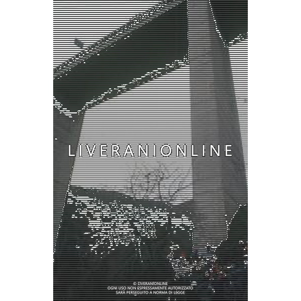 18-12-1983 NERVI-AUTOSTRADA LA SPEZIA-GENOVA UN PULMANN DI MILITARI DELLA MARINA ITALIANA CADE DAL VIADOTTO CASTAGNA I MARINAI ANDAVANO AD ASSISTERE ALLA PARTITA JUVENTUS-INTER 35 MORTI E 3 SOPRAVISSUTI NELLA FOTO IL PULMANN E I SOCCORSI TRA LE LAMIERE DEL MEZZO AG ALDO LIVERANI SAS