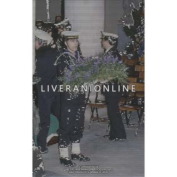 DICEMBRE 1983 NERVI-AUTOSTRADA LA SPEZIA-GENOVA UN PULMANN DI MILITARI DELLA MARINA ITALIANA CADE DAL VIADOTTO CASTAGNA I MARINAI ANDAVANO AD ASSISTERE ALLA PARTITA JUVENTUS-INTER 35 MORTI E 3 SOPRAVISSUTI NELLA FOTO I FUNERALI DEI 35 MARINAI MORTI NELLO SCHIANTO SUL VIADOTTO CASTAGNA AG ALDO LIVERANI SAS