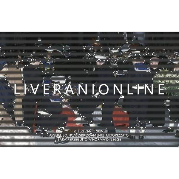 DICEMBRE 1983 NERVI-AUTOSTRADA LA SPEZIA-GENOVA UN PULMANN DI MILITARI DELLA MARINA ITALIANA CADE DAL VIADOTTO CASTAGNA I MARINAI ANDAVANO AD ASSISTERE ALLA PARTITA JUVENTUS-INTER 35 MORTI E 3 SOPRAVISSUTI NELLA FOTO I FUNERALI DEI 35 MARINAI MORTI NELLO SCHIANTO SUL VIADOTTO CASTAGNA AG ALDO LIVERANI SAS