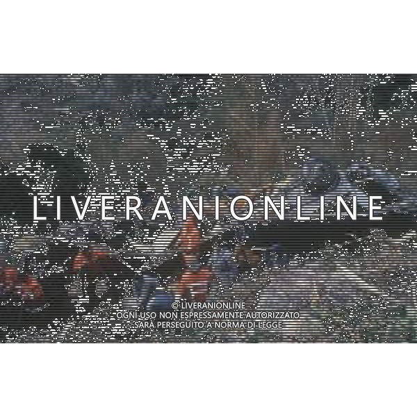 18-12-1983 NERVI-AUTOSTRADA LA SPEZIA-GENOVA UN PULMANN DI MILITARI DELLA MARINA ITALIANA CADE DAL VIADOTTO CASTAGNA I MARINAI ANDAVANO AD ASSISTERE ALLA PARTITA JUVENTUS-INTER 35 MORTI E 3 SOPRAVISSUTI NELLA FOTO IL PULMANN E I SOCCORSI TRA LE LAMIERE DEL MEZZO AG ALDO LIVERANI SAS