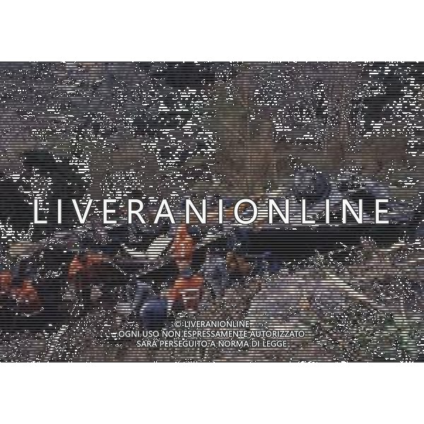 18-12-1983 NERVI-AUTOSTRADA LA SPEZIA-GENOVA UN PULMANN DI MILITARI DELLA MARINA ITALIANA CADE DAL VIADOTTO CASTAGNA I MARINAI ANDAVANO AD ASSISTERE ALLA PARTITA JUVENTUS-INTER 35 MORTI E 3 SOPRAVISSUTI NELLA FOTO IL PULMANN E I SOCCORSI TRA LE LAMIERE DEL MEZZO AG ALDO LIVERANI SAS