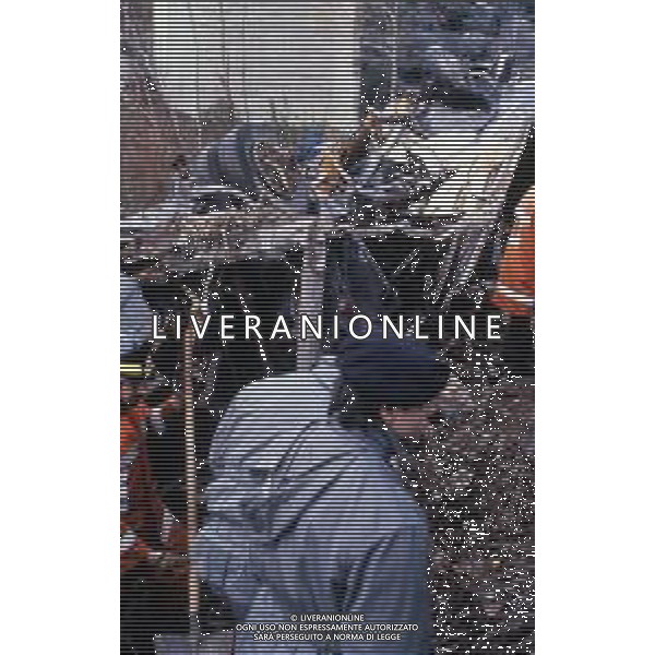 18-12-1983 NERVI-AUTOSTRADA LA SPEZIA-GENOVA UN PULMANN DI MILITARI DELLA MARINA ITALIANA CADE DAL VIADOTTO CASTAGNA I MARINAI ANDAVANO AD ASSISTERE ALLA PARTITA JUVENTUS-INTER 35 MORTI E 3 SOPRAVISSUTI NELLA FOTO IL PULMANN E I SOCCORSI TRA LE LAMIERE DEL MEZZO AG ALDO LIVERANI SAS