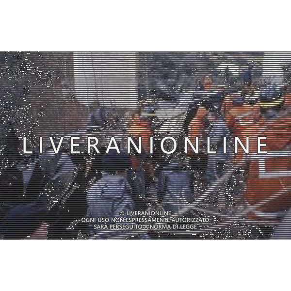 18-12-1983 NERVI-AUTOSTRADA LA SPEZIA-GENOVA UN PULMANN DI MILITARI DELLA MARINA ITALIANA CADE DAL VIADOTTO CASTAGNA I MARINAI ANDAVANO AD ASSISTERE ALLA PARTITA JUVENTUS-INTER 35 MORTI E 3 SOPRAVISSUTI NELLA FOTO IL PULMANN E I SOCCORSI TRA LE LAMIERE DEL MEZZO AG ALDO LIVERANI SAS