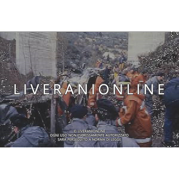 18-12-1983 NERVI-AUTOSTRADA LA SPEZIA-GENOVA UN PULMANN DI MILITARI DELLA MARINA ITALIANA CADE DAL VIADOTTO CASTAGNA I MARINAI ANDAVANO AD ASSISTERE ALLA PARTITA JUVENTUS-INTER 35 MORTI E 3 SOPRAVISSUTI NELLA FOTO IL PULMANN E I SOCCORSI TRA LE LAMIERE DEL MEZZO AG ALDO LIVERANI SAS