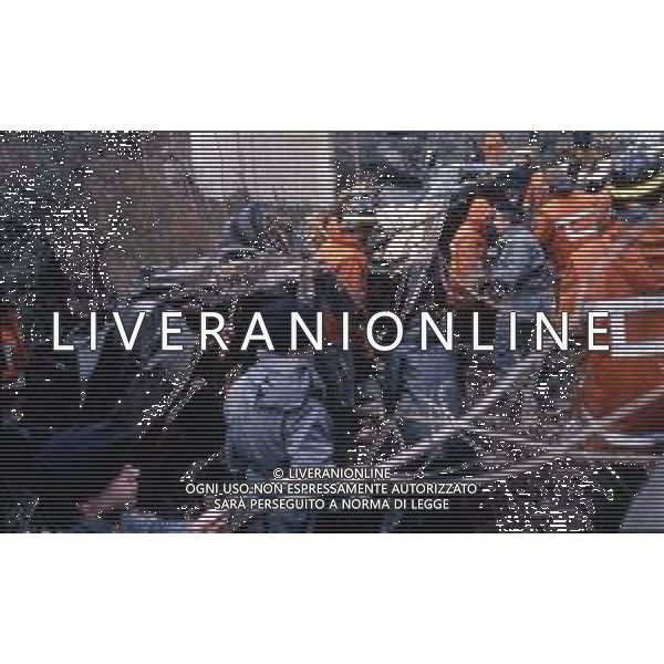 18-12-1983 NERVI-AUTOSTRADA LA SPEZIA-GENOVA UN PULMANN DI MILITARI DELLA MARINA ITALIANA CADE DAL VIADOTTO CASTAGNA I MARINAI ANDAVANO AD ASSISTERE ALLA PARTITA JUVENTUS-INTER 35 MORTI E 3 SOPRAVISSUTI NELLA FOTO IL PULMANN E I SOCCORSI TRA LE LAMIERE DEL MEZZO AG ALDO LIVERANI SAS