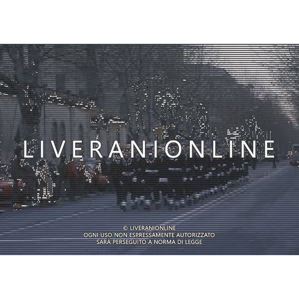 DICEMBRE 1983 NERVI-AUTOSTRADA LA SPEZIA-GENOVA UN PULMANN DI MILITARI DELLA MARINA ITALIANA CADE DAL VIADOTTO CASTAGNA I MARINAI ANDAVANO AD ASSISTERE ALLA PARTITA JUVENTUS-INTER 35 MORTI E 3 SOPRAVISSUTI NELLA FOTO I FUNERALI DEI 35 MARINAI MORTI NELLO SCHIANTO SUL VIADOTTO CASTAGNA AG ALDO LIVERANI SAS