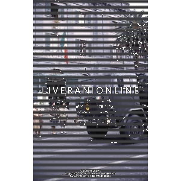 DICEMBRE 1983 NERVI-AUTOSTRADA LA SPEZIA-GENOVA UN PULMANN DI MILITARI DELLA MARINA ITALIANA CADE DAL VIADOTTO CASTAGNA I MARINAI ANDAVANO AD ASSISTERE ALLA PARTITA JUVENTUS-INTER 35 MORTI E 3 SOPRAVISSUTI NELLA FOTO I FUNERALI DEI 35 MARINAI MORTI NELLO SCHIANTO SUL VIADOTTO CASTAGNA AG ALDO LIVERANI SAS