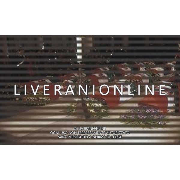 DICEMBRE 1983 NERVI-AUTOSTRADA LA SPEZIA-GENOVA UN PULMANN DI MILITARI DELLA MARINA ITALIANA CADE DAL VIADOTTO CASTAGNA I MARINAI ANDAVANO AD ASSISTERE ALLA PARTITA JUVENTUS-INTER 35 MORTI E 3 SOPRAVISSUTI NELLA FOTO I FUNERALI DEI 35 MARINAI MORTI NELLO SCHIANTO SUL VIADOTTO CASTAGNA AG ALDO LIVERANI SAS