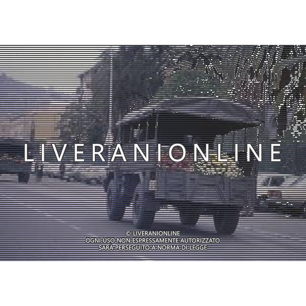 DICEMBRE 1983 NERVI-AUTOSTRADA LA SPEZIA-GENOVA UN PULMANN DI MILITARI DELLA MARINA ITALIANA CADE DAL VIADOTTO CASTAGNA I MARINAI ANDAVANO AD ASSISTERE ALLA PARTITA JUVENTUS-INTER 35 MORTI E 3 SOPRAVISSUTI NELLA FOTO I FUNERALI DEI 35 MARINAI MORTI NELLO SCHIANTO SUL VIADOTTO CASTAGNA AG ALDO LIVERANI SAS