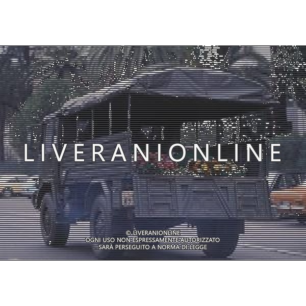 DICEMBRE 1983 NERVI-AUTOSTRADA LA SPEZIA-GENOVA UN PULMANN DI MILITARI DELLA MARINA ITALIANA CADE DAL VIADOTTO CASTAGNA I MARINAI ANDAVANO AD ASSISTERE ALLA PARTITA JUVENTUS-INTER 35 MORTI E 3 SOPRAVISSUTI NELLA FOTO I FUNERALI DEI 35 MARINAI MORTI NELLO SCHIANTO SUL VIADOTTO CASTAGNA AG ALDO LIVERANI SAS