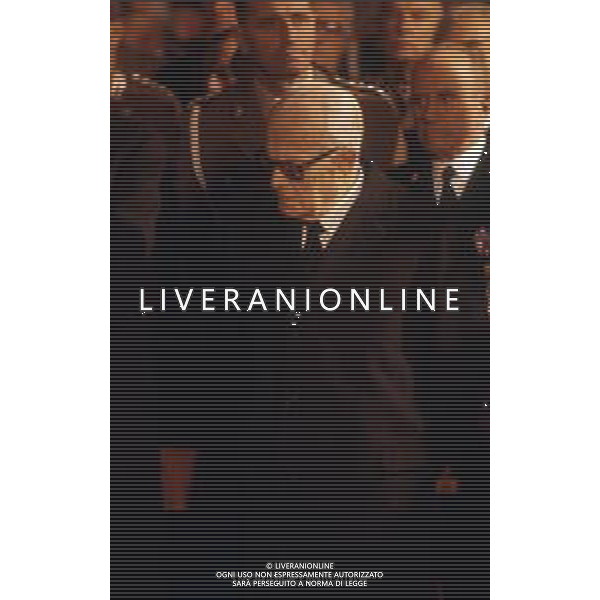 DICEMBRE 1983 NERVI-AUTOSTRADA LA SPEZIA-GENOVA UN PULMANN DI MILITARI DELLA MARINA ITALIANA CADE DAL VIADOTTO CASTAGNA I MARINAI ANDAVANO AD ASSISTERE ALLA PARTITA JUVENTUS-INTER 35 MORTI E 3 SOPRAVISSUTI NELLA FOTO IL PRESIDENTE DELLA REPUBBLICA ITALIANA SANDRO PERTINI AI FUNERALI DEI MARINAI AG ALDO LIVERANI SAS