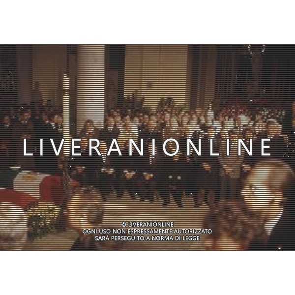 DICEMBRE 1983 NERVI-AUTOSTRADA LA SPEZIA-GENOVA UN PULMANN DI MILITARI DELLA MARINA ITALIANA CADE DAL VIADOTTO CASTAGNA I MARINAI ANDAVANO AD ASSISTERE ALLA PARTITA JUVENTUS-INTER 35 MORTI E 3 SOPRAVISSUTI NELLA FOTO IL PRESIDENTE DELLA REPUBBLICA ITALIANA SANDRO PERTINI E GIOVANNI SPADOLINI AI FUNERALI DEI MARINAI AG ALDO LIVERANI SAS