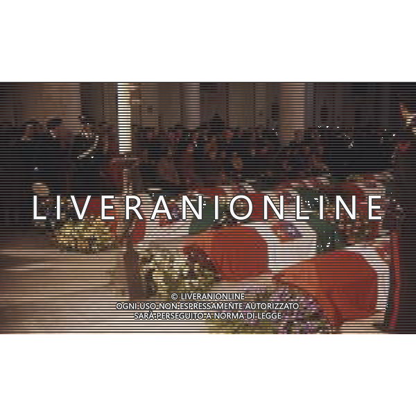 DICEMBRE 1983 NERVI-AUTOSTRADA LA SPEZIA-GENOVA UN PULMANN DI MILITARI DELLA MARINA ITALIANA CADE DAL VIADOTTO CASTAGNA I MARINAI ANDAVANO AD ASSISTERE ALLA PARTITA JUVENTUS-INTER 35 MORTI E 3 SOPRAVISSUTI NELLA FOTO I FUNERALI DEI 35 MARINAI MORTI NELLO SCHIANTO SUL VIADOTTO CASTAGNA AG ALDO LIVERANI SAS