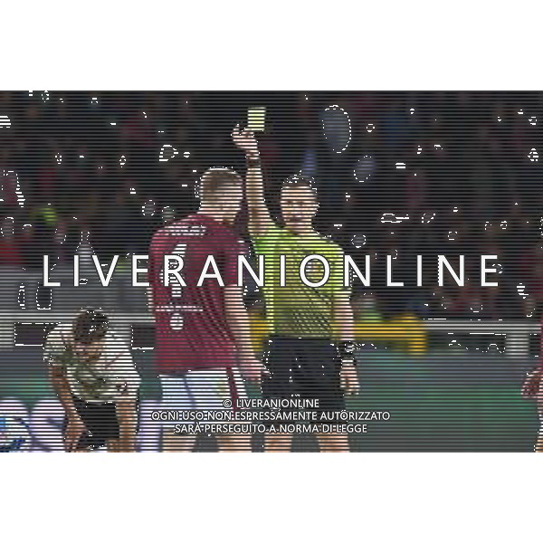 Torino 10.4.2022 Stadio Olimpico Grande Torino ©Alessandro Falzone/Agenzia Aldo Liverani Torino vs Milan Serie A Tim 2021/2022 Nella foto : DANIELE DOVERI ARBITRO ESTRAE IL CARTELLINO GIALLO PER L\'AMMONIZIONE DI POBEGA ©FALZONE/AGENZIA ALDO LIVERANI SAS