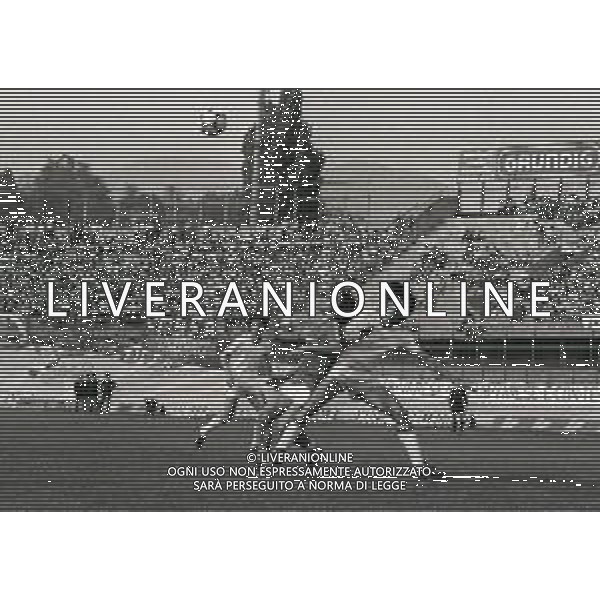 16-05-1982 VARESE CAMPIONATO DI CALCIO SERIE B VARESE-LECCE 2-0 NELLA FOTO AZIONE DI GIOCO AG ALDO LIVERANI SAS