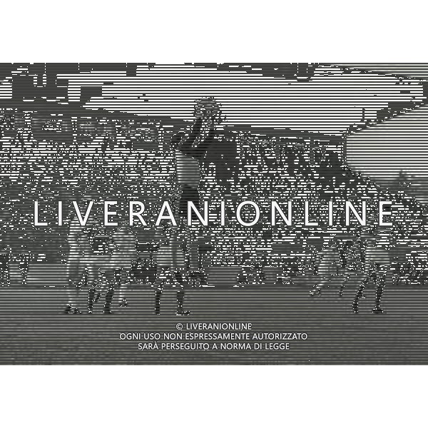 31-10-1982 VARESE CAMPIONATO DI CALCIO SERIE B VARESE-MILAN 0-0 NELLA FOTO PARATA MICHELANGELO RAMPULLA AG ALDO LIVERANI SAS