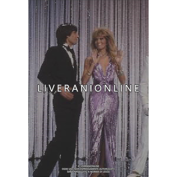 RETROSPETTIVA AMANDA LEAR CANTANTE NELLA FOTO ALLA CONDUZIONE DEL VARIETA\' TELEVISIVO \'PREMIATISSIMA\' A MILANO NEL 1982 CON CLAUDIO CECCHETTO ©Archivio Giovanni Liverani/AGENZIA ALDO LIVERANI SAS