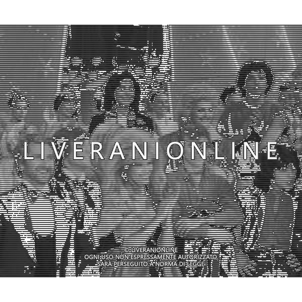 RETROSPETTIVA AMANDA LEAR CANTANTE NELLA FOTO CON CLAUDIO CECCHETTO ALLA CONDUZIONE DEL VARIETA\' TELEVISIVO \'PREMIATISSIMA\' A MILANO NEL 1982 - OSPITI MIA MARTINI, ANNA OXA ED EROS RAMAZZOTTI ©Archivio Giovanni Liverani/AGENZIA ALDO LIVERANI SAS