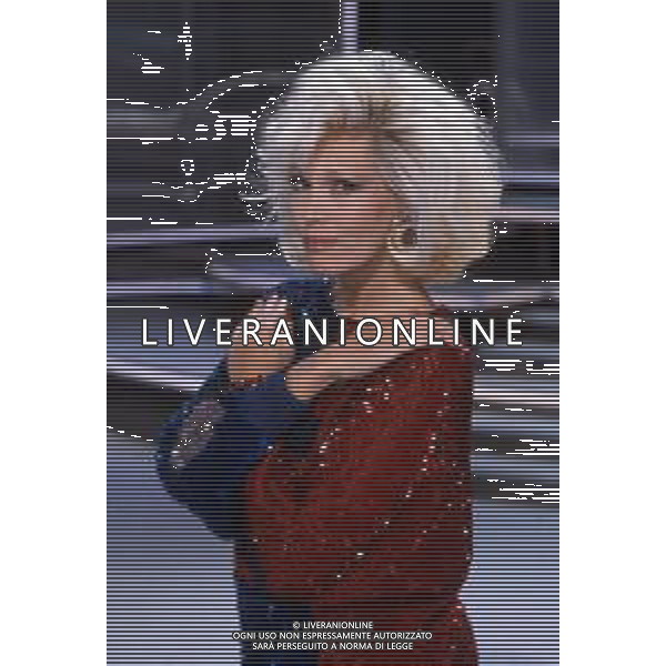 RETROSPETTIVA AMANDA LEAR CANTANTE E ATTRICE NELLA FOTO NEL PROGRAMMA TELEVISIVO \'W LE DONNE\' A MILANO NEL 1984 ©Archivio Giovanni Liverani/AGENZIA ALDO LIVERANI SAS