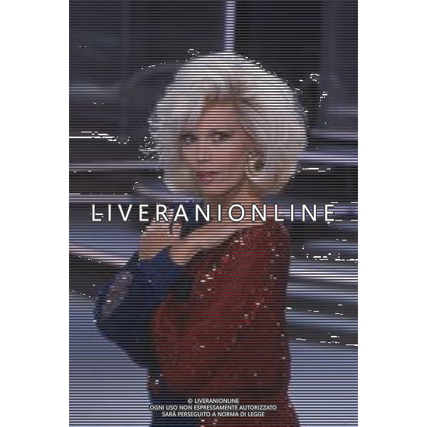 RETROSPETTIVA AMANDA LEAR CANTANTE E ATTRICE NELLA FOTO NEL PROGRAMMA TELEVISIVO \'W LE DONNE\' A MILANO NEL 1984 ©Archivio Giovanni Liverani/AGENZIA ALDO LIVERANI SAS