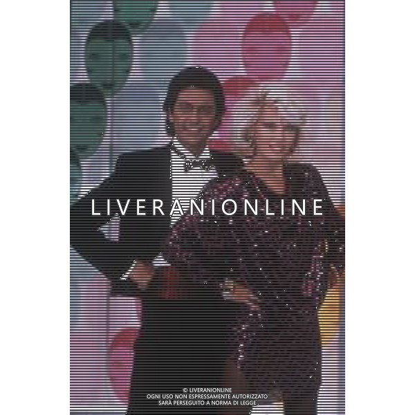 RETROSPETTIVA AMANDA LEAR CANTANTE E ATTRICE NELLA FOTO NEL PROGRAMMA TELEVISIVO \'W LE DONNE\' A MILANO NEL 1984 CON ANDREA GIORDANA ©Archivio Giovanni Liverani/AGENZIA ALDO LIVERANI SAS
