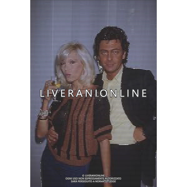 RETROSPETTIVA AMANDA LEAR CANTANTE E ATTRICE NELLA FOTO ALLA PRESENTAZIONE DEL PROGRAMMA TELEVISIVO \'W LE DONNE\' A MILANO NEL 1985 CON ANDREA GIORDANA ©Archivio Giovanni Liverani/AGENZIA ALDO LIVERANI SAS