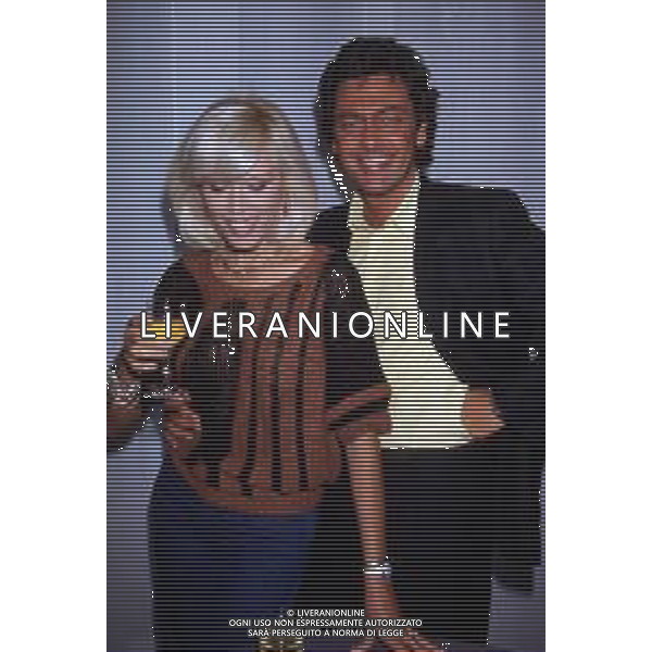 RETROSPETTIVA AMANDA LEAR CANTANTE E ATTRICE NELLA FOTO ALLA PRESENTAZIONE DEL PROGRAMMA TELEVISIVO \'W LE DONNE\' A MILANO NEL 1985 CON ANDREA GIORDANA ©Archivio Giovanni Liverani/AGENZIA ALDO LIVERANI SAS