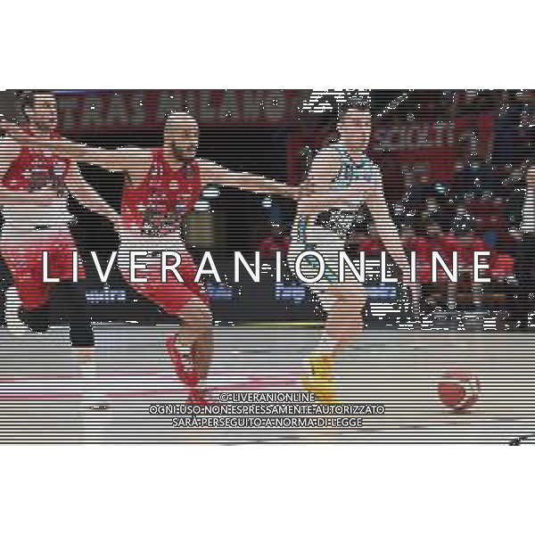 ¬© TVRG Shavon Shields (Olimpia Milano) SX e Adas Juskevicius (Vanoli Cremona) DX AX Armani Exchange Milano vs Vanoli Basket Cremona Campionato Serie A UnipolSai - 16a giornata regular season Assago (MI) 13-04-2022 Mediolanum Forum foto Roberto Garavaglia/ag. Aldo Liverani sas/AGENZIA ALDO LIVERANI SAS