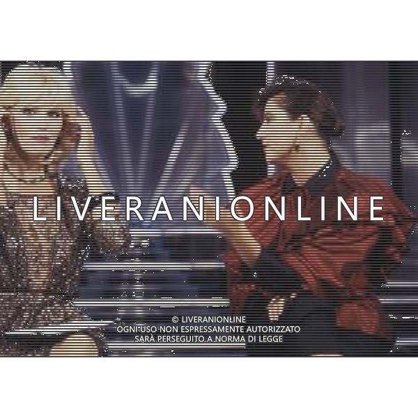 RETROSPETTIVA AMANDA LEAR CANTANTE E ATTRICE NELLA FOTO NEL PROGRAMMA TELEVISIVO \'W LE DONNE\' A MILANO NEL 1984 CON STEFANIA SANDRELLI ©Archivio Giovanni Liverani/AGENZIA ALDO LIVERANI SAS