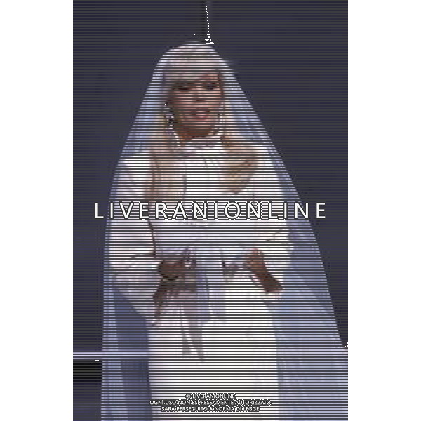 RETROSPETTIVA AMANDA LEAR CANTANTE E ATTRICE NELLA FOTO NEL PROGRAMMA TELEVISIVO \'W LE DONNE\' A MILANO NEL 1985 ©Archivio Giovanni Liverani/AGENZIA ALDO LIVERANI SAS