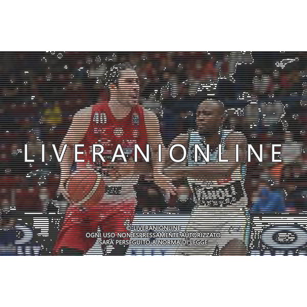 ¬© TVRG Davide Alviti (Olimpia Milano) SX e David Reginald Cournooh (Vanoli Cremona) DX AX Armani Exchange Milano vs Vanoli Basket Cremona Campionato Serie A UnipolSai - 16a giornata regular season Assago (MI) 13-04-2022 Mediolanum Forum foto Roberto Garavaglia/ag. Aldo Liverani sas/AGENZIA ALDO LIVERANI SAS