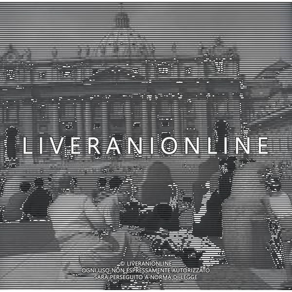 1960 ROMA TURISTI PER LE VIE DI ROMA FOTO SANDRO VESPASIANI-AG ALDO LIVERANI SAS
