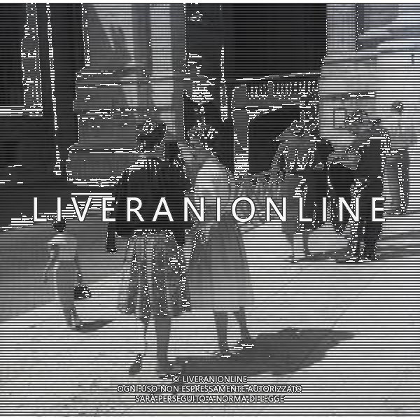 1960 ROMA TURISTI PER LE VIE DI ROMA FOTO SANDRO VESPASIANI-AG ALDO LIVERANI SAS