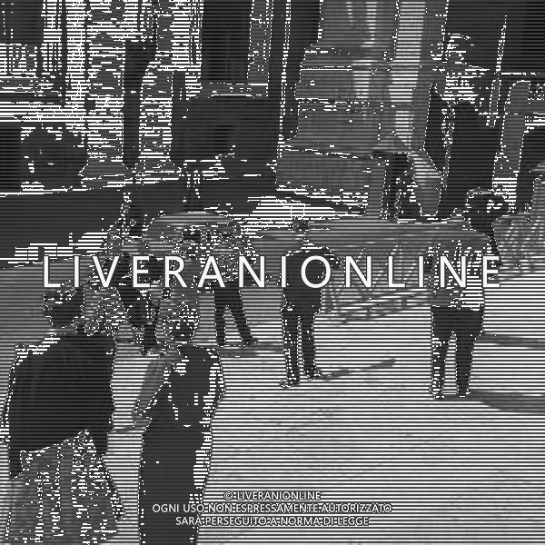 1960 ROMA TURISTI PER LE VIE DI ROMA FOTO SANDRO VESPASIANI-AG ALDO LIVERANI SAS