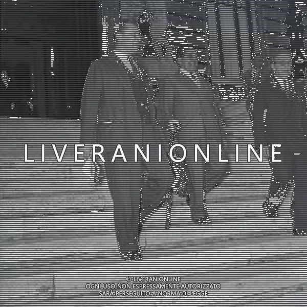 1955 ROMA ELEZIONI A PRESIDENTE DELLA REPUBBLICA GIOVANNI GRONCHI NELLA FOTO DEPUTATI E SENATORI DOPO LA RIUNIONE FOTO SANDRO VESPASIANI-AG ALDO LIVERANI SAS