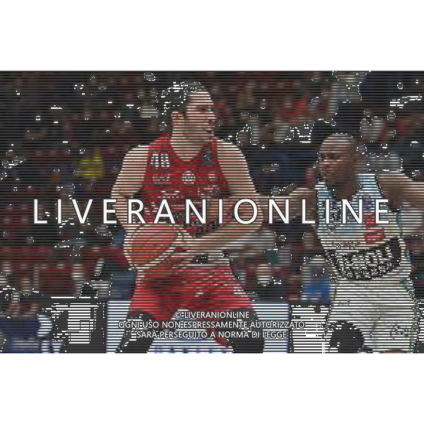 ¬© TVRG Davide Alviti (Olimpia Milano) e sulla DX David Reginald Cournooh (Vanoli Cremona) AX Armani Exchange Milano vs Vanoli Basket Cremona Campionato Serie A UnipolSai - 16a giornata regular season Assago (MI) 13-04-2022 Mediolanum Forum foto Roberto Garavaglia/ag. Aldo Liverani sas/AGENZIA ALDO LIVERANI SAS