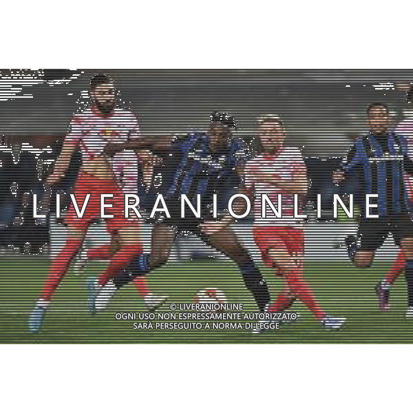 Duvan Zapata (Atalanta) chiuso tra Josko Gvardiol (RB Lipsia) SX e Kevin Kampl (RB Lipsia) DX Atalanta vs RB Lipsia UEFA Europa League quarti di finale - gara di ritorno Bergamo 14-04-2022 Gewiss Stadium - Stadio Atleti Azzurri d\'Italia foto Roberto Garavaglia/ag.Aldo Liverani sas