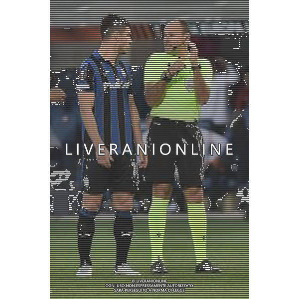 l\'arbitro Antonio Miguel Lahoz (SPA) DX spiega a Ruslan Malinovskyi (Atalanta) SX le ragioni della mancata concessione del calcio di rigore anche dopo la visione al VAR del tocco di mano Atalanta vs RB Lipsia UEFA Europa League quarti di finale - gara di ritorno Bergamo 14-04-2022 Gewiss Stadium - Stadio Atleti Azzurri d\'Italia foto Roberto Garavaglia/ag.Aldo Liverani sas /AGENZIA ALDO LIVERANI SAS