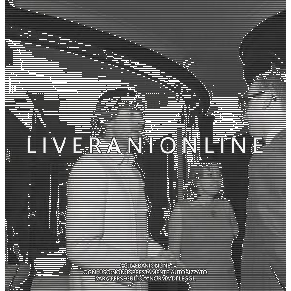 RETROSPETTIVA TOMAS MILIAN PSEUDONIMO DI TOMAS QUINTIN RODRIGUEZ ATTORE NELLA FOTO TOMAS MILIAN CON LA MOGLIE RITA VALLETTI A MILANO TERRAZZA MARTINI NELL\'ANNO 1967 AG ALDO LIVERANI SAS