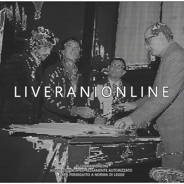 RETROSPETTIVA TOMAS MILIAN PSEUDONIMO DI TOMAS QUINTIN RODRIGUEZ ATTORE NELLA FOTO TOMAS MILIAN CON LA MOGLIE RITA VALLETTI A ROMA PER IL CONFERIMENTO DELLA CITTADINANZA ITALIANA NELL\'ANNO 1969 AG ALDO LIVERANI SAS