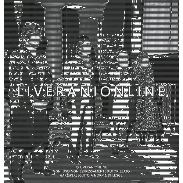 RETROSPETTIVA TOMAS MILIAN PSEUDONIMO DI TOMAS QUINTIN RODRIGUEZ ATTORE NELLA FOTO TOMAS MILIAN CON LA MOGLIE RITA VALLETTI A ROMA PER IL CONFERIMENTO DELLA CITTADINANZA ITALIANA NELL\'ANNO 1969 AG ALDO LIVERANI SAS