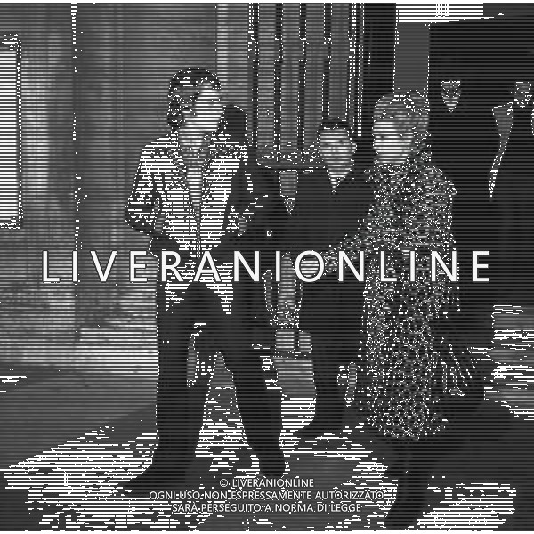 RETROSPETTIVA TOMAS MILIAN PSEUDONIMO DI TOMAS QUINTIN RODRIGUEZ ATTORE NELLA FOTO TOMAS MILIAN CON LA MOGLIE RITA VALLETTI A ROMA PER IL CONFERIMENTO DELLA CITTADINANZA ITALIANA NELL\'ANNO 1969 AG ALDO LIVERANI SAS