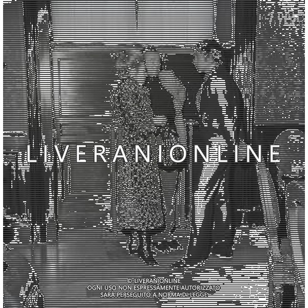RETROSPETTIVA TOMAS MILIAN PSEUDONIMO DI TOMAS QUINTIN RODRIGUEZ ATTORE NELLA FOTO TOMAS MILIAN CON LA MOGLIE RITA VALLETTI A ROMA PER IL CONFERIMENTO DELLA CITTADINANZA ITALIANA NELL\'ANNO 1969 AG ALDO LIVERANI SAS