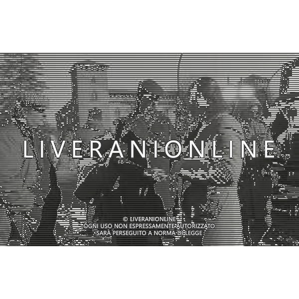 RETROSPETTIVA TOMAS MILIAN PSEUDONIMO DI TOMAS QUINTIN RODRIGUEZ ATTORE NELLA FOTO IL REGISTA STELVIO MASSI E TOMAS MILIAN NELL\'ANNO 1973 SUL SET DEL FILM“ SQUADRA VOLANTE“ A MILANO AG ALDO LIVERANI SAS 