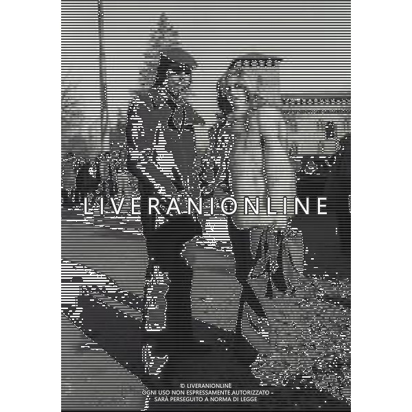 RETROSPETTIVA TOMAS MILIAN PSEUDONIMO DI TOMAS QUINTIN RODRIGUEZ ATTORE NELLA FOTO TOMAS MILIAN CON STEFANIA CASINI NELL\'ANNO 1973 SUL SET DEL FILM“ SQUADRA VOLANTE“ A MILANO AG ALDO LIVERANI SAS 