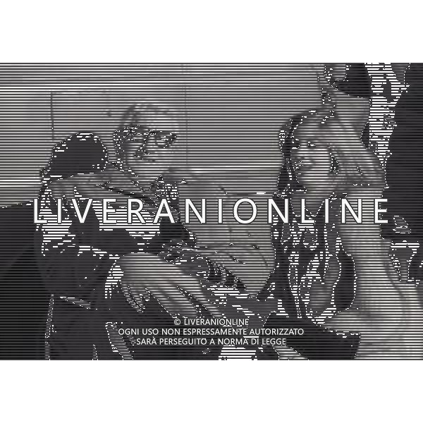 RETROSPETTIVA TOMAS MILIAN PSEUDONIMO DI TOMAS QUINTIN RODRIGUEZ ATTORE NELLA FOTO MARIO CAROTENUTO E STEFANIA CASINI NELL\'ANNO 1973 SUL SET DEL FILM“ SQUADRA VOLANTE“ A MILANO AG ALDO LIVERANI SAS 