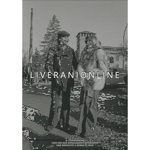 RETROSPETTIVA TOMAS MILIAN PSEUDONIMO DI TOMAS QUINTIN RODRIGUEZ ATTORE NELLA FOTO TOMAS MILIAN CON STEFANIA CASINI NELL\'ANNO 1973 SUL SET DEL FILM“ SQUADRA VOLANTE“ A MILANO AG ALDO LIVERANI SAS 