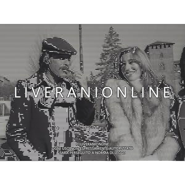 RETROSPETTIVA TOMAS MILIAN PSEUDONIMO DI TOMAS QUINTIN RODRIGUEZ ATTORE NELLA FOTO TOMAS MILIAN CON STEFANIA CASINI NELL\'ANNO 1973 SUL SET DEL FILM“ SQUADRA VOLANTE“ A MILANO AG ALDO LIVERANI SAS 