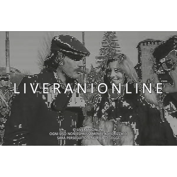 RETROSPETTIVA TOMAS MILIAN PSEUDONIMO DI TOMAS QUINTIN RODRIGUEZ ATTORE NELLA FOTO TOMAS MILIAN CON STEFANIA CASINI NELL\'ANNO 1973 SUL SET DEL FILM“ SQUADRA VOLANTE“ A MILANO AG ALDO LIVERANI SAS 
